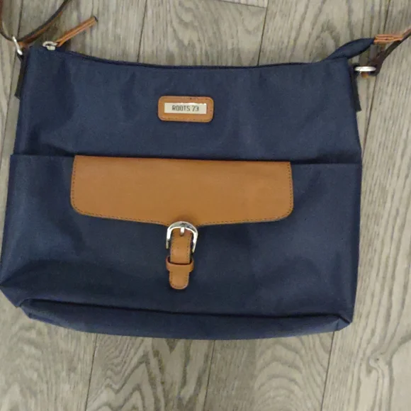 Beautiful blue shoulder bag by Roots ⭐ - Picture 3 of 8